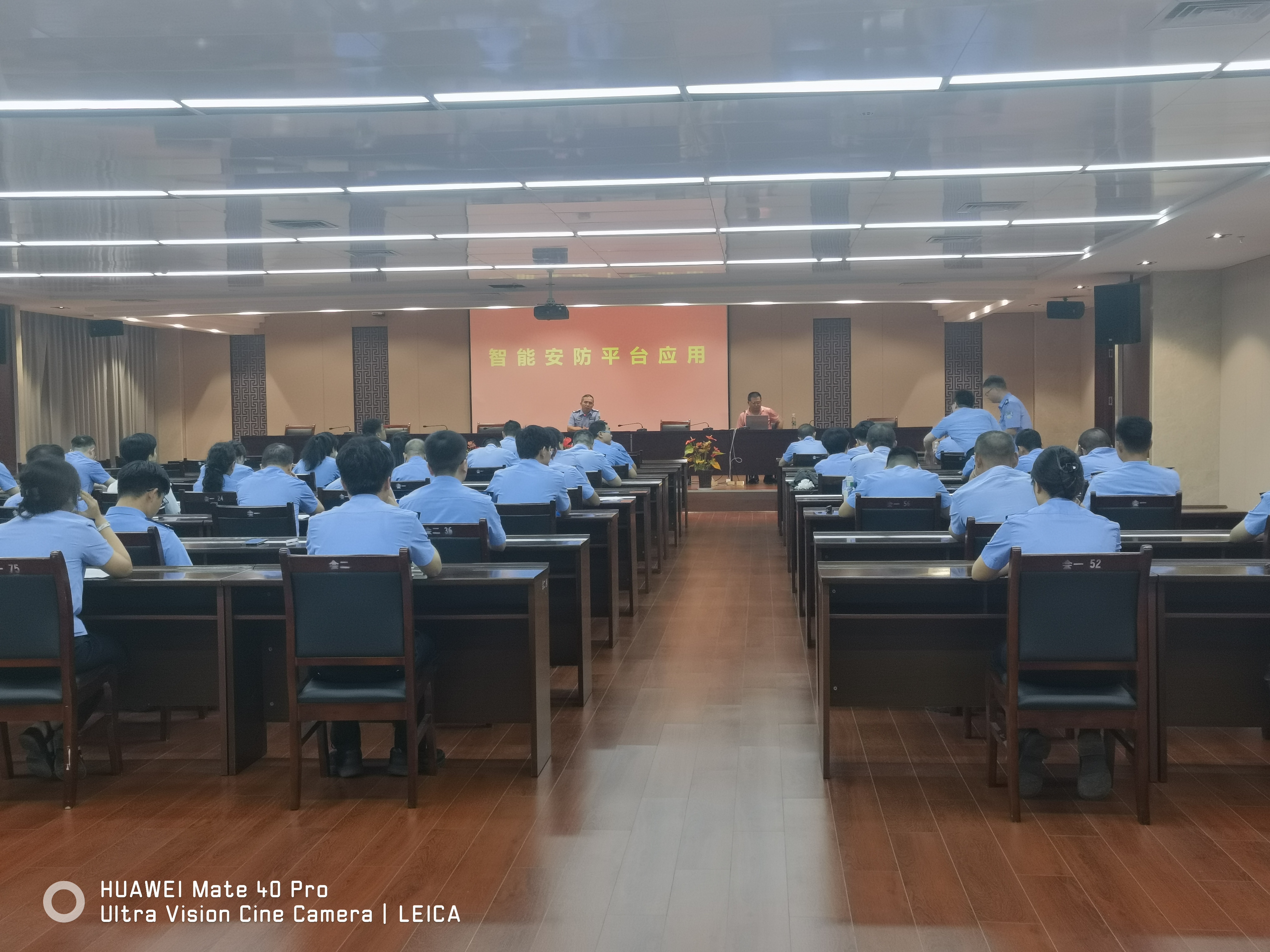 吴总全体干警照片.jpg